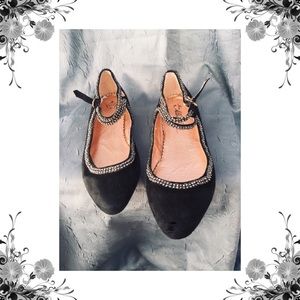 Adorable Black pumps with rhinestone detailing!